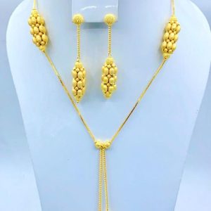 Ensemble boucle d'oreilles et chaine