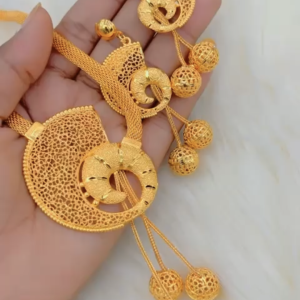 ensemble chaine+boucles d’oreilles