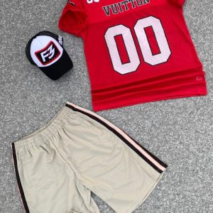 Des ensembles casquette et débardeurs