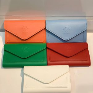 les pochettes de très bonne qualité qui prends téléphone et les cartes