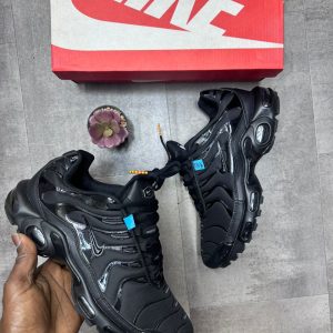 Original Nike disponible prix cadeau 🎁🎁 . pointures disponible 39, 40, 42, 43, 44,
